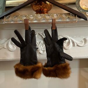 Elegant Brown Leather Gloves with Fur Trim